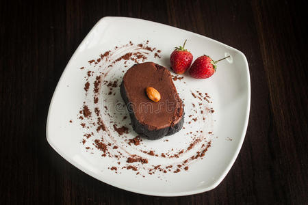 甜点巧克力蛋糕放在白色盘子里。