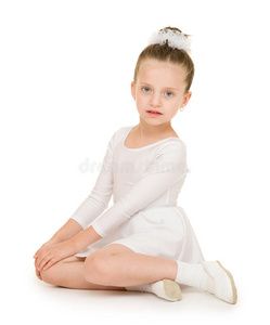 穿着白色舞会礼服的小女孩