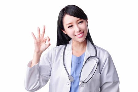 微笑女医生竖起大拇指