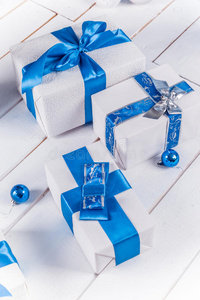 带蓝丝带的白色圣诞礼物