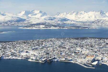 鸟瞰挪威北极圈以北350公里的特罗姆索市照片