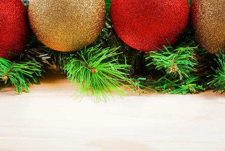 木头上有冷杉树枝的圣诞球