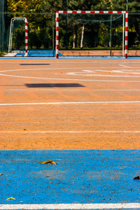 公园里蓝色和橙色的水泥足球场。