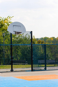 室外公共篮球场，采用合成塑料表面。