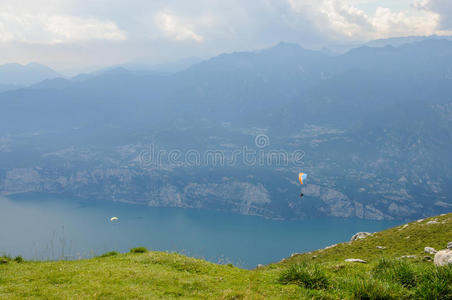 滑翔伞在阿尔卑斯山的山景前飞翔