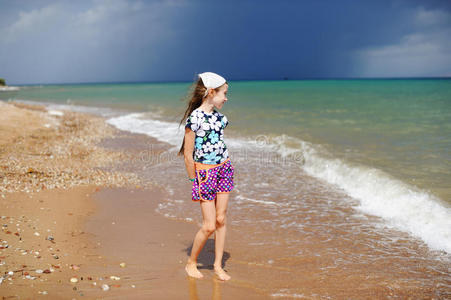 可爱的快乐小女孩在海滩度假