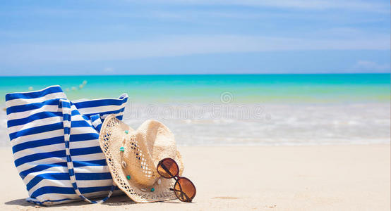 热带沙滩包太阳镜和草帽