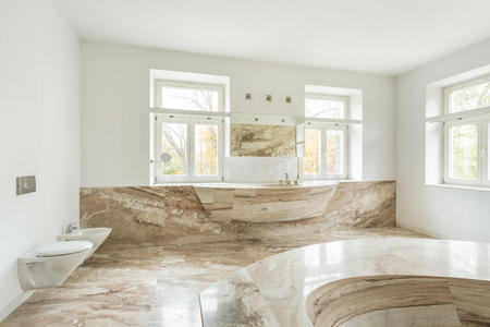 昂贵的大理石地板浴室