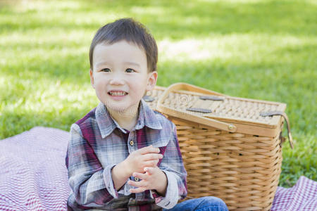篮子 白种人 夏天 中国人 小孩 幸福 肖像 男孩 蹒跚学步的孩子