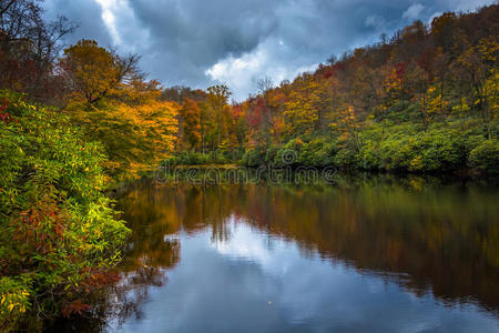 秋天的色彩和池塘在朱利安普莱斯公园，靠近吹岩石，n