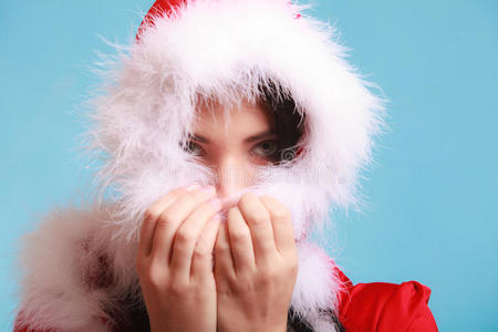 穿圣诞老人服装的女人把脸涂成蓝色