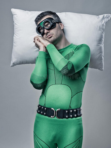 睡在空中的枕头上的超级英雄