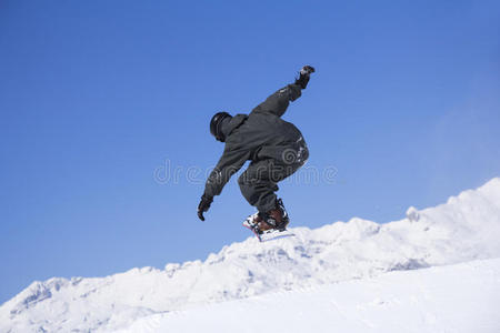 极端滑雪者跳跃