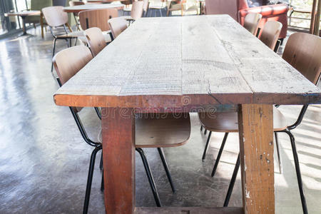 木制椅子和桌子