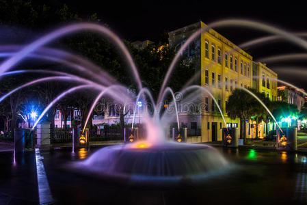 南卡罗来纳州查尔斯顿海滨公园的夜间喷泉