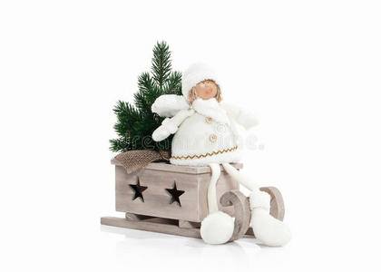 木制雪橇和圣诞礼物孤立在白色背景