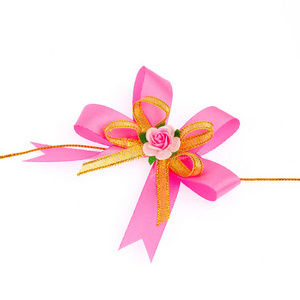 在白色背景上赠送粉红色丝带和蝴蝶结