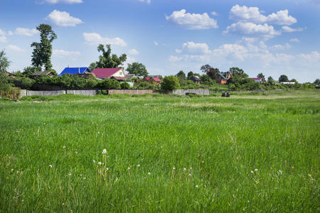 乡村客栈外面的风景村庄外面的绿色草地照片