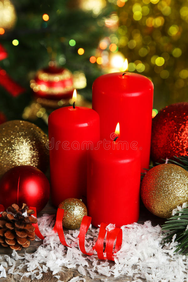 木制背景上的圣诞球和蜡烛