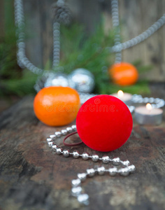 木制背景上的圣诞红球