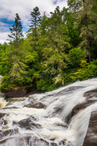 三重瀑布瀑布瀑布，位于北卡罗来纳州杜邦森林