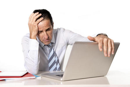 压力很大的人危机中绝望的资深商人在办公室工作,压力很大照片