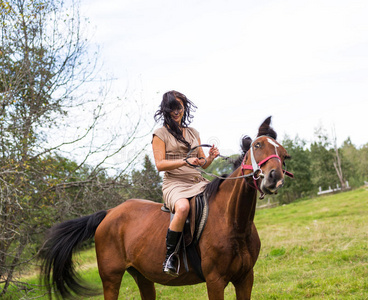 优雅的女人骑马图片
