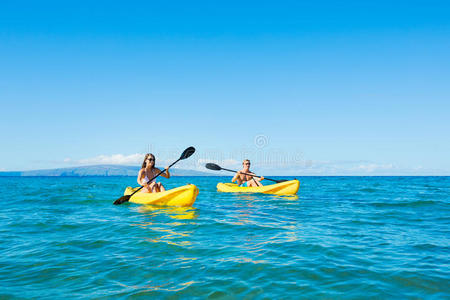 男人和女人在海上划船照片