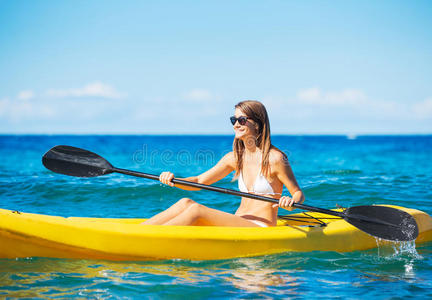 度假时在海上划皮划艇的女人