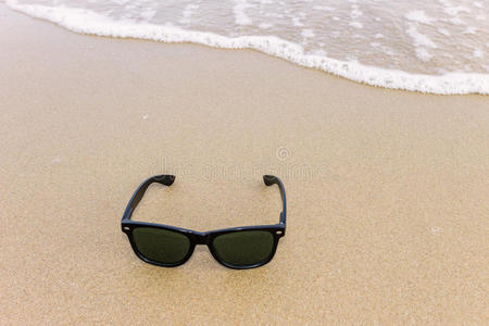海滩上的太阳镜