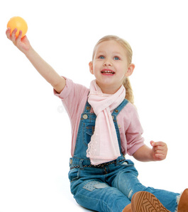 小女孩抱着她一臂之遥的苹果。