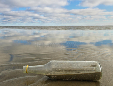 海岸上的瓶子。