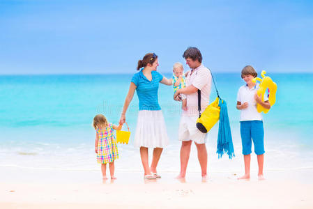 一家人在热带海滩上