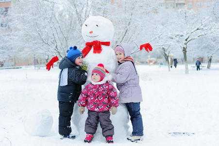 孩子们在花园里堆雪人