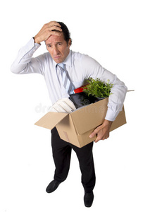 资深商人扛着办公室的箱子被解雇了伤心绝望的失业后沮丧