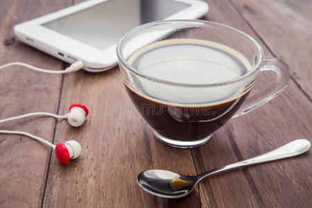 一杯咖啡和一片药片放在桌上