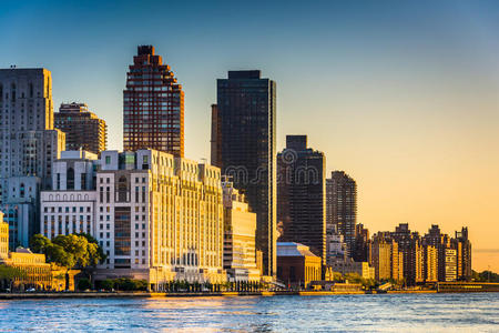 曼哈顿天际线上的晨光，从纽约罗斯福岛俯瞰。