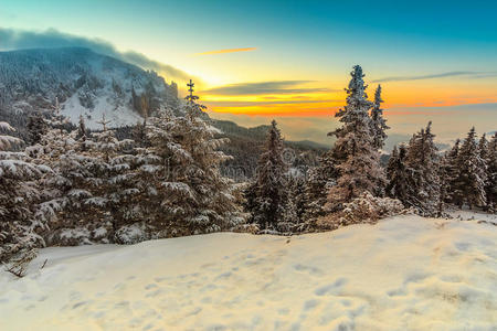壮丽的日落和冬季景观，喀尔巴阡山脉，罗马尼亚，欧洲