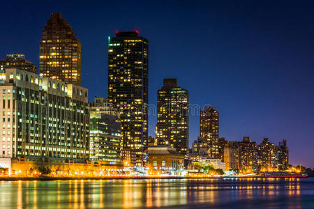 曼哈顿的天际线和晚上的东河，从纽约罗斯福岛看。