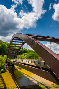马里兰州巴尔的摩乌鸦湖水库上的造纸厂路桥。