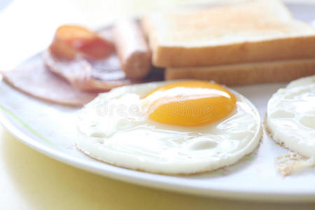 早餐有火腿，煎蛋和面包