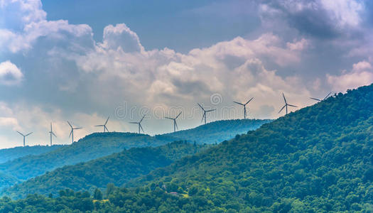 西弗吉尼亚州凯瑟附近山区的风车。