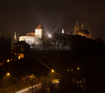 晚上布拉格城堡。捷克共和国