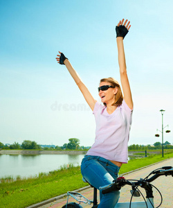 年轻女子坐在自行车上