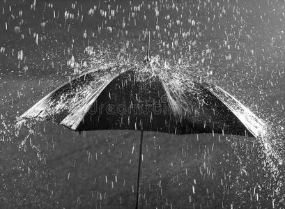 下雨天雨伞图片-下雨天雨伞素材-下雨天雨伞插画-摄图新视界