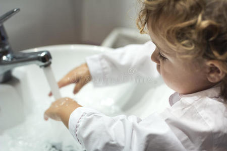 小女孩在洗手