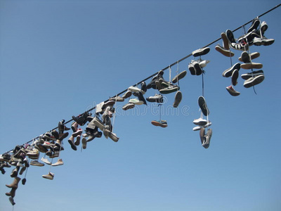 把游客放在绳子上穿鞋照片