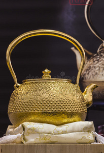 日本传统铁制茶壶