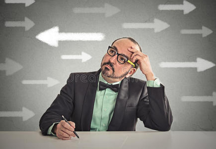 不确定的家伙不确定的家伙看着箭.满心疑惑犹豫的人照片