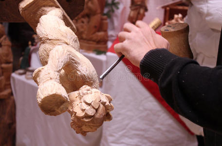 木雕师的手雕刻一个木制天使